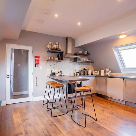 Church View Lane Apartment *